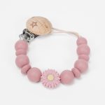 Chupetero silicona flor de grado alimentario libre de BPA, PVC, Ftalatos, cadmio y plomo. Pinza de madera y cordón de nylon de alta resistencia,bajo normativa europea EN12586:2007 (A1:2011) Color rosa palo