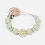 Chupetero silicona flor de grado alimentario libre de BPA, PVC, Ftalatos, cadmio y plomo. Pinza de madera y cordón de nylon de alta resistencia,bajo normativa europea EN12586:2007 (A1:2011) Color verde