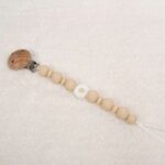 Sujetachupete silicona de grado alimentario libre de BPA, PVC, Ftalatos, cadmio y plomo. Pinza de madera y cordón de nylon de alta resistencia,bajo normativa europea EN12586:2007 (A1:2011) Color beige