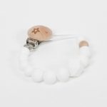 Chupetero silicona MOMMA de grado alimentario libre de BPA, PVC, Ftalatos, cadmio y plomo. Pinza de madera y cordón de nylon de alta resistencia,bajo normativa europea EN12586:2007 (A1:2011)