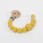 Chupetero silicona MOMMA de grado alimentario libre de BPA, PVC, Ftalatos, cadmio y plomo. Pinza de madera y cordón de nylon de alta resistencia,bajo normativa europea EN12586:2007 (A1:2011)