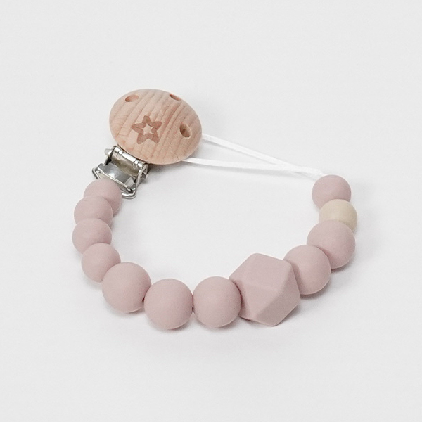 Sujetachupete silicona de grado alimentario libre de BPA, PVC, Ftalatos, cadmio y plomo. Pinza de madera y cordón de nylon de alta resistencia,bajo normativa europea EN12586:2007 (A1:2011)