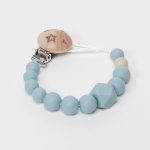 Sujetachupete silicona de grado alimentario libre de BPA, PVC, Ftalatos, cadmio y plomo. Pinza de madera y cordón de nylon de alta resistencia,bajo normativa europea EN12586:2007 (A1:2011)