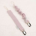 Chupeteros de tela algodón orgánico muselina, la muselina es una tela muy cómoda, ligera y suave. Las tintas son ecológicas OEKO TEX no dejan residuos y no son nocivas. Pinza de metal Medida apróximada 22cm Color rosa oscuro