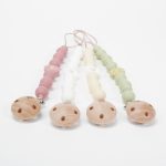Chupetero silicona flor de grado alimentario libre de BPA, PVC, Ftalatos, cadmio y plomo. Pinza de madera y cordón de nylon de alta resistencia,bajo normativa europea EN12586:2007 (A1:2011) Color beige, blanco, verde y rosa palo
