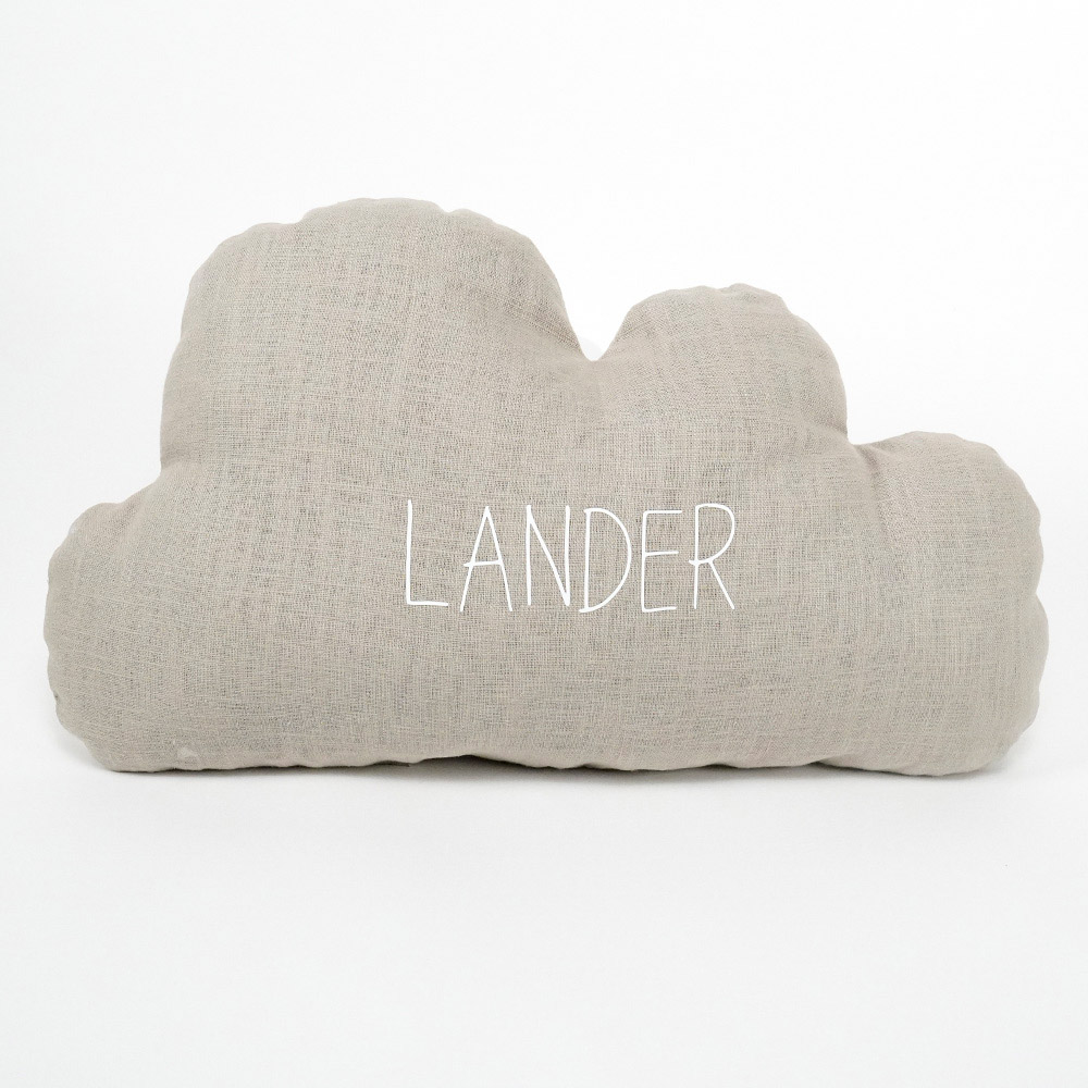 Cojín Nube personalizado hecho con tela de lino liso 87% y algodón 13%. La Nube va personalizada con el nombre del bebé, en vinilo textil. Interior: fibra hueca poliéster tacto pluma. Medidas: 44cm x 27cm También puedes ver otras formas de cojines para bebés personalizados. Elaborado por Hi Baby! Todas nuestras telas están certificadas con el sello STANDARD 100 by OEKO-TEX® que garantiza la ausencia de sustancias nocivas en el producto, esencial para el contacto con el bebé.