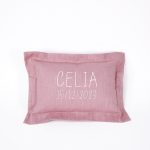 Cojín Nube personalizado hecho con tela de lino liso 87% y algodón 13%. El cojín va personalizado con el nombre del bebé en vinilo textil. Interior: fibra hueca poliéster tacto pluma. Medidas: 30cm x 20cm También puedes ver otras formas de cojines para bebés personalizados. Elaborado por Hi Baby! Todas nuestras telas están certificadas con el sello STANDARD 100 by OEKO-TEX® que garantiza la ausencia de sustancias nocivas en el producto, esencial para el contacto con el bebé.
