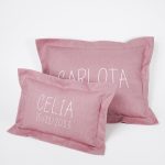 Cojín personalizado hecho con tela de lino liso 87% y algodón 13%. El cojín va personalizado con el nombre del bebé en vinilo textil. Interior: fibra hueca poliéster tacto pluma. Medidas: 40cm x 30cm También puedes ver otras formas de cojines para bebés personalizados. Elaborado por Hi Baby! Todas nuestras telas están certificadas con el sello STANDARD 100 by OEKO-TEX® que garantiza la ausencia de sustancias nocivas en el producto, esencial para el contacto con el bebé.