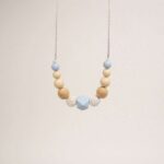 Collar de lactancia de crochet, madera de haya natural y silicona de grado alimentario libre de BPA, PVC, Ftalatos, cadmio y plomo con cordón de nylon de alta resistencia, bajo normativa europea EN12586:2007 (A1:2011) Cierre de seguridad con facil apertura. Medida aprox. 35cm Color azul