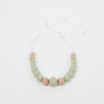 Collar de lactancia silicona MOMMA Verde. Silicona de grado alimentario libre de BPA, PVC, Ftalatos, cadmio y plomo con cordón de nylon de alta resistencia, bajo normativa europea EN12586:2007 (A1:2011) Cierre de seguridad con facil apertura. Medida aprox. 35cm