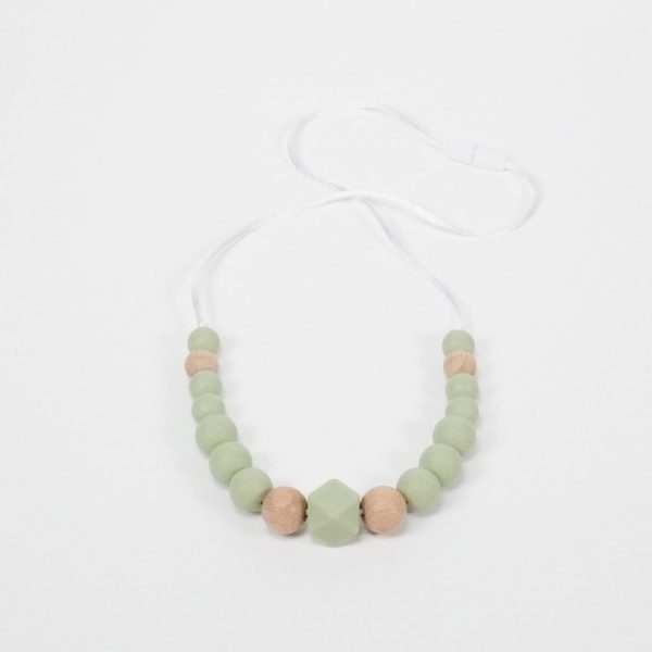 Collar de lactancia silicona MOMMA Verde. Silicona de grado alimentario libre de BPA, PVC, Ftalatos, cadmio y plomo con cordón de nylon de alta resistencia, bajo normativa europea EN12586:2007 (A1:2011) Cierre de seguridad con facil apertura. Medida aprox. 35cm