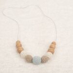 Collar de lactancia de crochet y madera de haya natural libre de BPA, PVC, Ftalatos, cadmio y plomo con cordón de nylon de alta resistencia, bajo normativa europea EN12586:2007 (A1:2011) Cierre de seguridad con facil apertura. Medida aprox. 35cm Color azul celeste