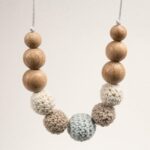 Collar de lactancia de crochet y madera de haya natural libre de BPA, PVC, Ftalatos, cadmio y plomo con cordón de nylon de alta resistencia, bajo normativa europea EN12586:2007 (A1:2011) Cierre de seguridad con facil apertura. Medida aprox. 35cm Color azul celeste