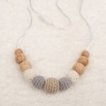 Collar de lactancia de crochet y madera de haya natural libre de BPA, PVC, Ftalatos, cadmio y plomo con cordón de nylon de alta resistencia, bajo normativa europea EN12586:2007 (A1:2011) Cierre de seguridad con facil apertura. Medida aprox. 35cm Color marrón