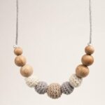 Collar de lactancia de crochet y madera de haya natural libre de BPA, PVC, Ftalatos, cadmio y plomo con cordón de nylon de alta resistencia, bajo normativa europea EN12586:2007 (A1:2011) Cierre de seguridad con facil apertura. Medida aprox. 35cm Color marrón