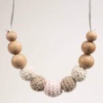 Collar de lactancia de crochet y madera de haya natural libre de BPA, PVC, Ftalatos, cadmio y plomo con cordón de nylon de alta resistencia, bajo normativa europea EN12586:2007 (A1:2011) Cierre de seguridad con facil apertura. Medida aprox. 35cm Color rosa
