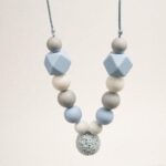 Collar de lactancia de crochet y silicona de grado alimentario libre de BPA, PVC, Ftalatos, cadmio y plomo con cordón de nylon de alta resistencia, bajo normativa europea EN12586:2007 (A1:2011) Cierre de seguridad con facil apertura. Medida aprox. 35cm Color azul celeste