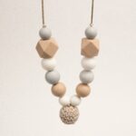 Collar de lactancia de crochet y silicona de grado alimentario libre de BPA, PVC, Ftalatos, cadmio y plomo con cordón de nylon de alta resistencia, bajo normativa europea EN12586:2007 (A1:2011) Cierre de seguridad con facil apertura. Medida aprox. 35cm Color marrón