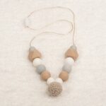 Collar de lactancia de crochet y silicona de grado alimentario libre de BPA, PVC, Ftalatos, cadmio y plomo con cordón de nylon de alta resistencia, bajo normativa europea EN12586:2007 (A1:2011) Cierre de seguridad con facil apertura. Medida aprox. 70cm Color marrón