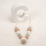 Collar de lactancia de crochet y silicona de grado alimentario libre de BPA, PVC, Ftalatos, cadmio y plomo con cordón de nylon de alta resistencia, bajo normativa europea EN12586:2007 (A1:2011) Cierre de seguridad con facil apertura. Medida aprox. 35cm Color marrón