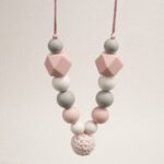 Collar de lactancia de crochet y silicona de grado alimentario libre de BPA, PVC, Ftalatos, cadmio y plomo con cordón de nylon de alta resistencia, bajo normativa europea EN12586:2007 (A1:2011) Cierre de seguridad con facil apertura. Medida aprox. 70cm Color rosa