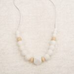 Collar de silicona MOMMA de grado alimentario libre de BPA, PVC, Ftalatos, cadmio y plomo con cordón de nylon de alta resistencia, bajo normativa europea EN12586:2007 (A1:2011)