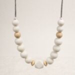 Collar de silicona MOMMA de grado alimentario libre de BPA, PVC, Ftalatos, cadmio y plomo con cordón de nylon de alta resistencia, bajo normativa europea EN12586:2007 (A1:2011)