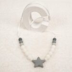 Collar de silicona de grado alimentario libre de BPA, PVC, Ftalatos, cadmio y plomo con cordón de nylon de alta resistencia, bajo normativa europea EN12586:2007 (A1:2011) Cierre de seguridad con facil apertura. Medida aprox. 70cm Color blanco y gris