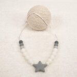 Collar de silicona de grado alimentario libre de BPA, PVC, Ftalatos, cadmio y plomo con cordón de nylon de alta resistencia, bajo normativa europea EN12586:2007 (A1:2011) Cierre de seguridad con facil apertura. Medida aprox. 70cm Color blanco y gris