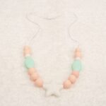 Collar de silicona de grado alimentario libre de BPA, PVC, Ftalatos, cadmio y plomo con cordón de nylon de alta resistencia, bajo normativa europea EN12586:2007 (A1:2011) Cierre de seguridad con facil apertura. Medida aprox. 70cm Color salmón