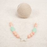 Collar de silicona de grado alimentario libre de BPA, PVC, Ftalatos, cadmio y plomo con cordón de nylon de alta resistencia, bajo normativa europea EN12586:2007 (A1:2011) Cierre de seguridad con facil apertura. Medida aprox. 70cm Color salmón