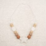 Collar de silicona de grado alimentario libre de BPA, PVC, Ftalatos, cadmio y plomo con cordón de nylon de alta resistencia, bajo normativa europea EN12586:2007 (A1:2011) Cierre de seguridad con facil apertura. Medida aprox. 70cm Color Toffe