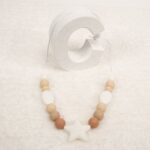 Collar de silicona de grado alimentario libre de BPA, PVC, Ftalatos, cadmio y plomo con cordón de nylon de alta resistencia, bajo normativa europea EN12586:2007 (A1:2011) Cierre de seguridad con facil apertura. Medida aprox. 70cm Color Toffe