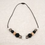 Collar de lactancia de silicona de grado alimentario libre de BPA, PVC, Ftalatos, cadmio y plomo con cordón de nylon de alta resistencia, bajo normativa europea EN12586:2007 (A1:2011) Cierre de seguridad con facil apertura. Medida aprox. 35cm Colores etnicos