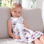 Pack regalo bebé compuesto por peluche conejito blanco de felpa personalizado y doudou muselina con aro de madera personalizdo.Este tierno conejito es un perfecto compañero para tu pequeño. Con su suave tacto esponjoso y apariencia adorable, este conejito es un amigo indispensable para bebés y niños pequeños, siempre dispuesto a recibir calidos mimos y abrazos. Personalizado con el nombre del pequeño. Muñeco de felpa y relleno de algodón Medida 42cm Muy decorativo Doudou muselina con aro de madera natural de haya, personalizado con el nombre del bebé. La muselina es una tela de algodón orgánico muy suave,manejable, cómoda, esponjosa, ligera y agradable al tacto, tambien se denomina gasa de algodón. Todas las telas que utilizamos para el doudou muselina están certificadas con el sello STANDARD 100 by OEKO-TEX® que garantiza la ausencia de sustancias nocivas en el producto, esencial para el contacto directo con la piel para bebes y niñ@s de hasta tres años. Doudou muselina de doble capa, las medidas son 30cm x 30cm. Será uno de sus juguetes favoritos a modo de doudou. Para los más pequeños es muy fácil cogerlo, agarrarlo con fuerza y manejarlo. Calmará al bebé cuando empiece con la dentición. También se puede sustituir el aro por el chupete, actuando como chupetero. Personalizado el aro de madera con el nombre del bebé, confección artesanal elaborado por Hi Baby!