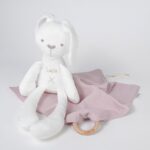 Pack regalo bebé compuesto por peluche conejito blanco de felpa personalizado y doudou muselina con aro de madera personalizdo.Este tierno conejito es un perfecto compañero para tu pequeño. Con su suave tacto esponjoso y apariencia adorable, este conejito es un amigo indispensable para bebés y niños pequeños, siempre dispuesto a recibir calidos mimos y abrazos. Personalizado con el nombre del pequeño. Muñeco de felpa y relleno de algodón Medida 42cm Muy decorativo Doudou muselina con aro de madera natural de haya, personalizado con el nombre del bebé. La muselina es una tela de algodón orgánico muy suave,manejable, cómoda, esponjosa, ligera y agradable al tacto, tambien se denomina gasa de algodón. Todas las telas que utilizamos para el doudou muselina están certificadas con el sello STANDARD 100 by OEKO-TEX® que garantiza la ausencia de sustancias nocivas en el producto, esencial para el contacto directo con la piel para bebes y niñ@s de hasta tres años. Doudou muselina de doble capa, las medidas son 30cm x 30cm. Será uno de sus juguetes favoritos a modo de doudou. Para los más pequeños es muy fácil cogerlo, agarrarlo con fuerza y manejarlo. Calmará al bebé cuando empiece con la dentición. También se puede sustituir el aro por el chupete, actuando como chupetero. Personalizado el aro de madera con el nombre del bebé, confección artesanal elaborado por Hi Baby!