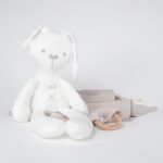 Pack regalo bebé compuesto por peluche conejito blanco de felpa personalizado y doudou muselina con aro de madera personalizdo.Este tierno conejito es un perfecto compañero para tu pequeño. Con su suave tacto esponjoso y apariencia adorable, este conejito es un amigo indispensable para bebés y niños pequeños, siempre dispuesto a recibir calidos mimos y abrazos. Personalizado con el nombre del pequeño. Muñeco de felpa y relleno de algodón Medida 42cm Muy decorativo Doudou muselina con aro de madera natural de haya, personalizado con el nombre del bebé. La muselina es una tela de algodón orgánico muy suave,manejable, cómoda, esponjosa, ligera y agradable al tacto, tambien se denomina gasa de algodón. Todas las telas que utilizamos para el doudou muselina están certificadas con el sello STANDARD 100 by OEKO-TEX® que garantiza la ausencia de sustancias nocivas en el producto, esencial para el contacto directo con la piel para bebes y niñ@s de hasta tres años. Doudou muselina de doble capa, las medidas son 30cm x 30cm. Será uno de sus juguetes favoritos a modo de doudou. Para los más pequeños es muy fácil cogerlo, agarrarlo con fuerza y manejarlo. Calmará al bebé cuando empiece con la dentición. También se puede sustituir el aro por el chupete, actuando como chupetero. Personalizado el aro de madera con el nombre del bebé, confección artesanal elaborado por Hi Baby!