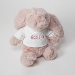 Conejito de peluche 22cm. Personalizada con el nombre del bebé, elaborado por Hi Baby! Para añadir a las tartas de tartas de pañales personalizadas o a las Canastillas bebé Personalizadas Todos nuestros peluches disponen de los ensayos de laboratorio y certificados según normativa Europea EN71 garantizando de esta manera la total seguridad para los más pequeños, estando nuestros peluches exentos de tintes tóxicos y partes peligrosas. Disponible en 32 cm.