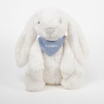 Conejito personalizado BIG BUNNY de peluche 32cm. Se puede personalizar añadiendo una camiseta con el nombre del bebé o una bandana de muselina con el nombre del bebé impreso, elaborado por Hi Baby! Para añadir a las tartas de tartas de pañales personalizadas o a las Canastillas bebé Personalizadas Todos nuestros peluches disponen de los ensayos de laboratorio y certificados según normativa Europea EN71 garantizando de esta manera la total seguridad para los más pequeños, estando nuestros peluches exentos de tintes tóxicos y partes peligrosas.