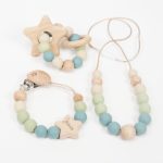 Chupetero personalizado bebé de silicona de grado alimentario libre de BPA, PVC, Ftalatos, cadmio y plomo. Pinza y figurita de madera con cordón de nylon de alta resistencia,bajo normativa europea EN12586:2007 (A1:2011) La figura de madera va personalizada con el nombre del bebé. Mordedor de silicona de grado alimentario libre de BPA, PVC, Ftalatos, cadmio y plomo. Cordón de nylon de alta resistencia,bajo normativa europea EN12586:2007 (A1:2011) con figura y aro de madera. Collar de madera y silicona de grado alimentario libre de BPA, PVC, Ftalatos, cadmio y plomo con cordón de nylon de alta resistencia, bajo normativa europea EN12586:2007 (A1:2011) Cierre de seguridad con facil apertura.