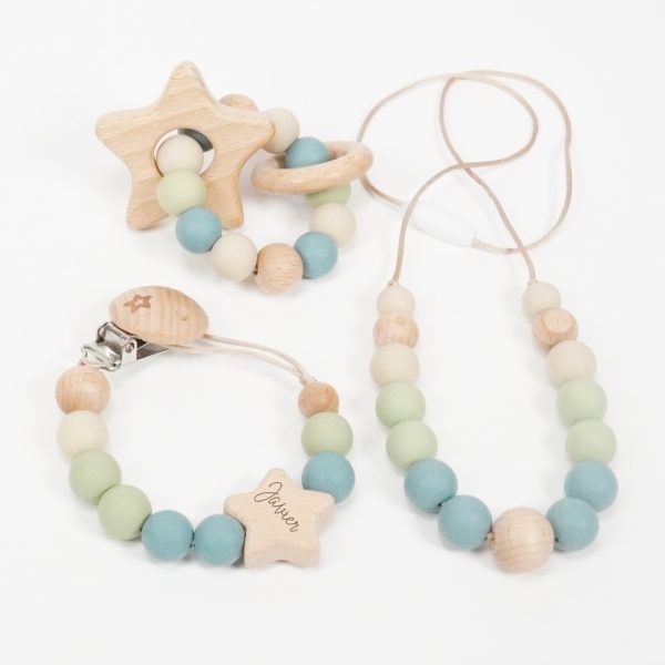 Chupetero personalizado bebé de silicona de grado alimentario libre de BPA, PVC, Ftalatos, cadmio y plomo. Pinza y figurita de madera con cordón de nylon de alta resistencia,bajo normativa europea EN12586:2007 (A1:2011) La figura de madera va personalizada con el nombre del bebé. Mordedor de silicona de grado alimentario libre de BPA, PVC, Ftalatos, cadmio y plomo. Cordón de nylon de alta resistencia,bajo normativa europea EN12586:2007 (A1:2011) con figura y aro de madera. Collar de madera y silicona de grado alimentario libre de BPA, PVC, Ftalatos, cadmio y plomo con cordón de nylon de alta resistencia, bajo normativa europea EN12586:2007 (A1:2011) Cierre de seguridad con facil apertura.