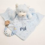 Conjunto Dou Dou y Chupetero personalizado. Dou Dou osito personalizado, confeccionado con tejido poliéster muy suave y certificación CE. Medidas.- 28cm x 28cm Color azul Lavar a mano Chupetero de silicona de grado alimentario libre de BPA, PVC, Ftalatos, cadmio y plomo. Pinza de madera y cordón de nylon de alta resistencia,bajo normativa europea EN12586:2007 (A1:2011) Personalizado Color azul celeste