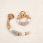 Conjunto chupetero y mordedor CROCHET NATURE. Sujetachupete de crochet y madera de haya natural libre de BPA, PVC, Ftalatos, cadmio y plomo con cordón de nylon de alta resistencia, bajo normativa europea EN12586:2007 (A1:2011) Mordedor de crochet y madera de haya natural libre de BPA, PVC, Ftalatos, cadmio y plomo con cordón de nylon de alta resistencia, bajo normativa europea EN12586:2007 (A1:2011), con aro de madera. Color Marrón