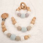 Sujetachupete de crochet y madera de haya natural libre de BPA, PVC, Ftalatos, cadmio y plomo con cordón de nylon de alta resistencia, bajo normativa europea EN12586:2007 (A1:2011) Mordedor de crochet y madera de haya natural libre de BPA, PVC, Ftalatos, cadmio y plomo con cordón de nylon de alta resistencia, bajo normativa europea EN12586:2007 (A1:2011), con aro de madera. Collar de lactancia de crochet y madera de haya natural libre de BPA, PVC, Ftalatos, cadmio y plomo con cordón de nylon de alta resistencia, bajo normativa europea EN12586:2007 (A1:2011) Cierre de seguridad con facil apertura. Medida aprox. 35cm Color azul