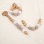 Sujetachupete de crochet y madera de haya natural libre de BPA, PVC, Ftalatos, cadmio y plomo con cordón de nylon de alta resistencia, bajo normativa europea EN12586:2007 (A1:2011) Mordedor de crochet y madera de haya natural libre de BPA, PVC, Ftalatos, cadmio y plomo con cordón de nylon de alta resistencia, bajo normativa europea EN12586:2007 (A1:2011), con aro de madera. Collar de lactancia de crochet y madera de haya natural libre de BPA, PVC, Ftalatos, cadmio y plomo con cordón de nylon de alta resistencia, bajo normativa europea EN12586:2007 (A1:2011) Cierre de seguridad con facil apertura. Medida aprox. 35cm Color marrón