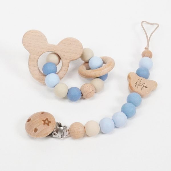 Chupetero personalizado bebé de silicona de grado alimentario libre de BPA, PVC, Ftalatos, cadmio y plomo. Pinza y figurita de madera con cordón de nylon de alta resistencia,bajo normativa europea EN12586:2007 (A1:2011) La figura de madera va personalizada con el nombre del bebé. Mordedor de silicona de grado alimentario libre de BPA, PVC, Ftalatos, cadmio y plomo. Cordón de nylon de alta resistencia,bajo normativa europea EN12586:2007 (A1:2011) con figura y aro de madera.