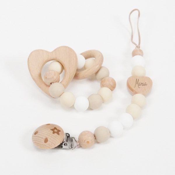 Chupetero personalizado bebé de silicona de grado alimentario libre de BPA, PVC, Ftalatos, cadmio y plomo. Pinza y figurita de madera con cordón de nylon de alta resistencia,bajo normativa europea EN12586:2007 (A1:2011) La figura de madera va personalizada con el nombre del bebé. Mordedor de silicona de grado alimentario libre de BPA, PVC, Ftalatos, cadmio y plomo. Cordón de nylon de alta resistencia,bajo normativa europea EN12586:2007 (A1:2011) con figura y aro de madera.