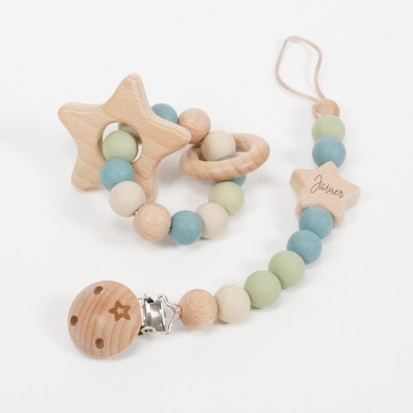 Chupetero personalizado bebé de silicona de grado alimentario libre de BPA, PVC, Ftalatos, cadmio y plomo. Pinza y figurita de madera con cordón de nylon de alta resistencia,bajo normativa europea EN12586:2007 (A1:2011) La figura de madera va personalizada con el nombre del bebé. Mordedor de silicona de grado alimentario libre de BPA, PVC, Ftalatos, cadmio y plomo. Cordón de nylon de alta resistencia,bajo normativa europea EN12586:2007 (A1:2011) con figura y aro de madera.