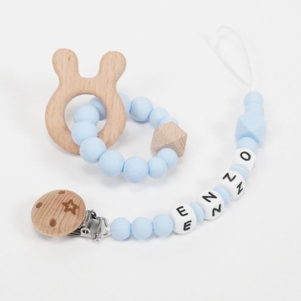 Conjunto chupetero personalizado y mordedor silicona MOMMA Azul bebe.Sujetachupete silicona de grado alimentario libre de BPA, PVC, Ftalatos, cadmio y plomo. Pinza de madera y cordón de nylon de alta resistencia,bajo normativa europea EN12586:2007 (A1:2011) Mordedor de silicona de grado alimentario libre de BPA, PVC, Ftalatos, cadmio y plomo. Cordón de nylon de alta resistencia,bajo normativa europea EN12586:2007 (A1:2011) con figura de madera.