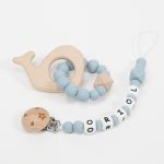 Conjunto chupetero personalizado y mordedor silicona MOMMA Azul jean. Sujetachupete silicona de grado alimentario libre de BPA, PVC, Ftalatos, cadmio y plomo. Pinza de madera y cordón de nylon de alta resistencia,bajo normativa europea EN12586:2007 (A1:2011) Mordedor de silicona de grado alimentario libre de BPA, PVC, Ftalatos, cadmio y plomo. Cordón de nylon de alta resistencia,bajo normativa europea EN12586:2007 (A1:2011) con figura de madera.